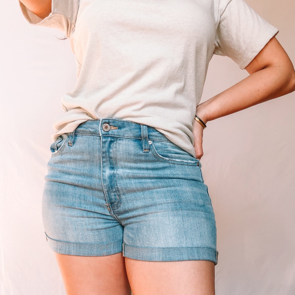 HIGH WAISTED SEMI-DISTRESSED LIGHT DENIM SHORTS
